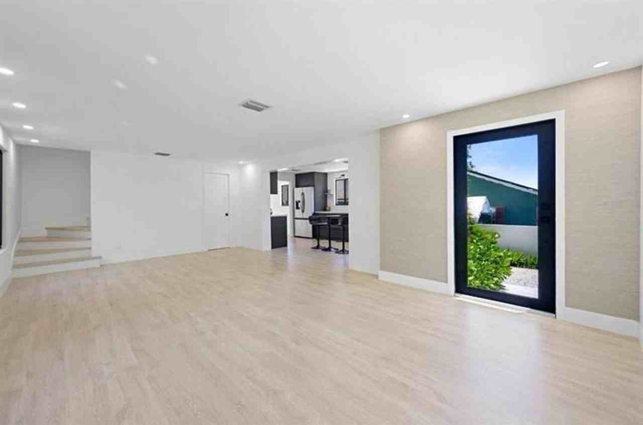 823 33rd St - Photo 4 of 18