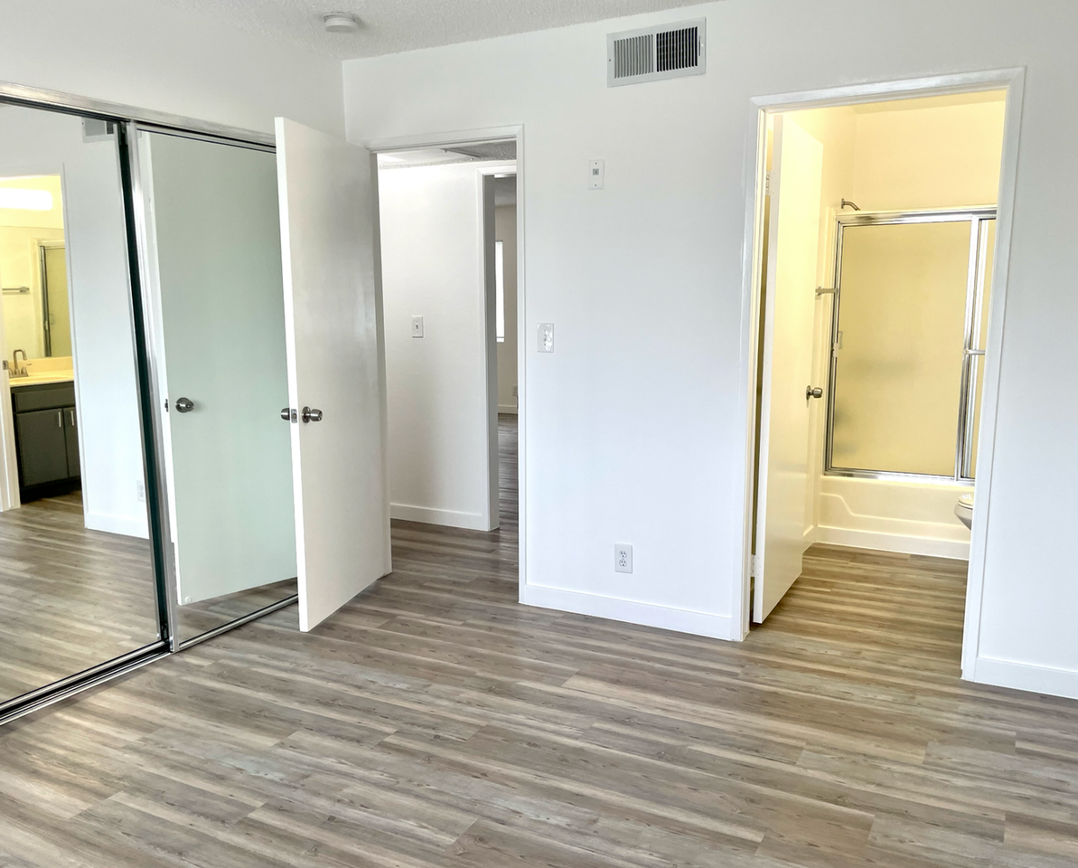 7037 Alabama Ave - Photo 2 of 9