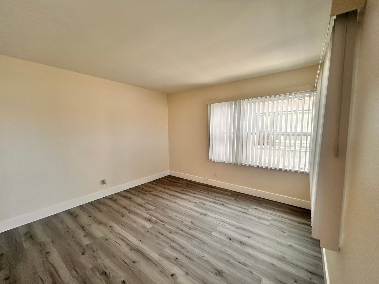 14764 Ryon Ave - Photo 5 of 10