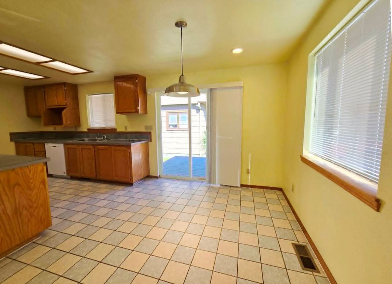 2114 Becker St - Photo 3 of 11