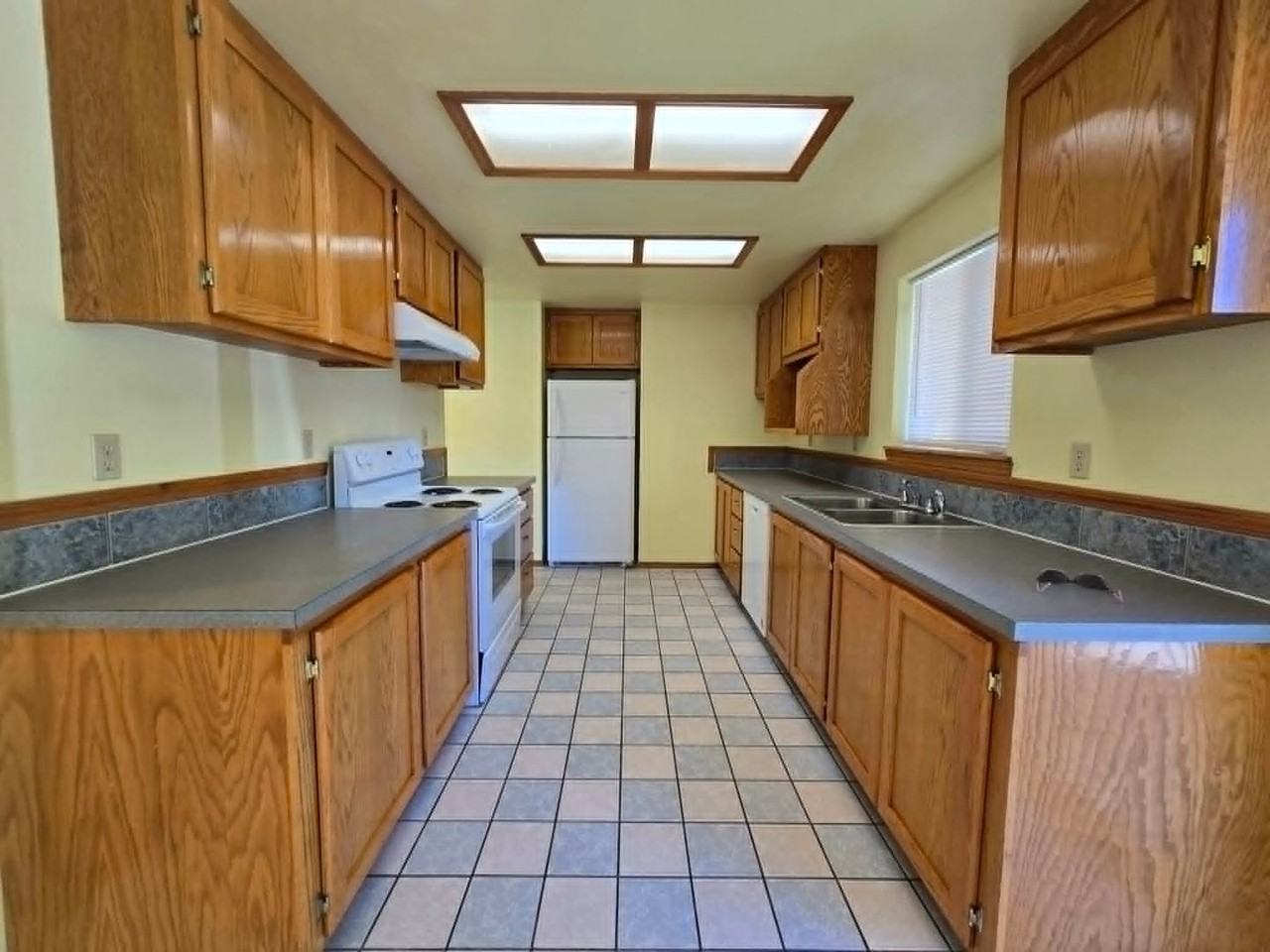 2114 Becker St - Photo 4 of 11