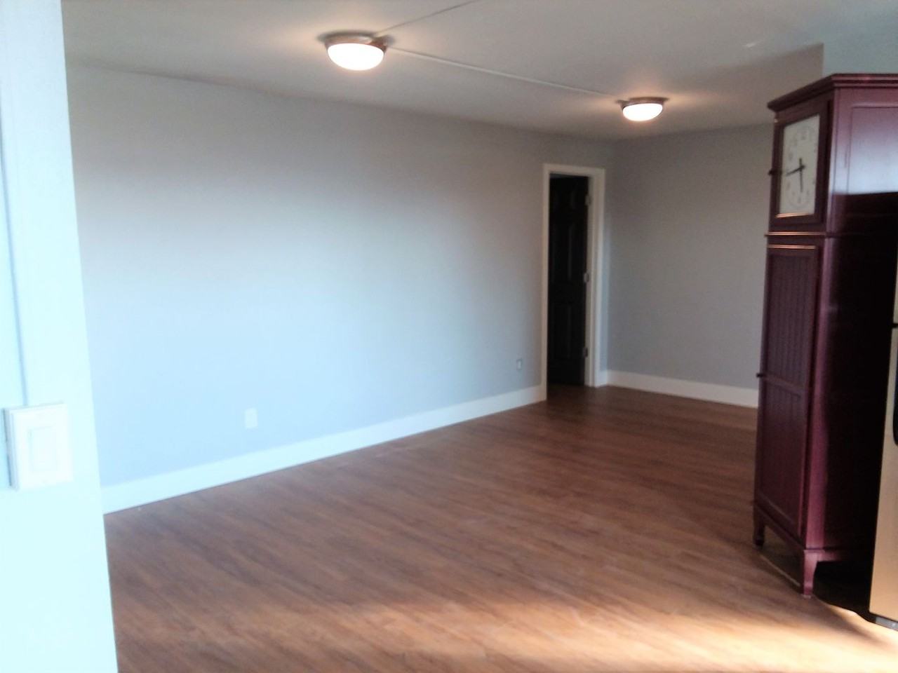 209 1/2 W Holly St - Photo 2 of 8