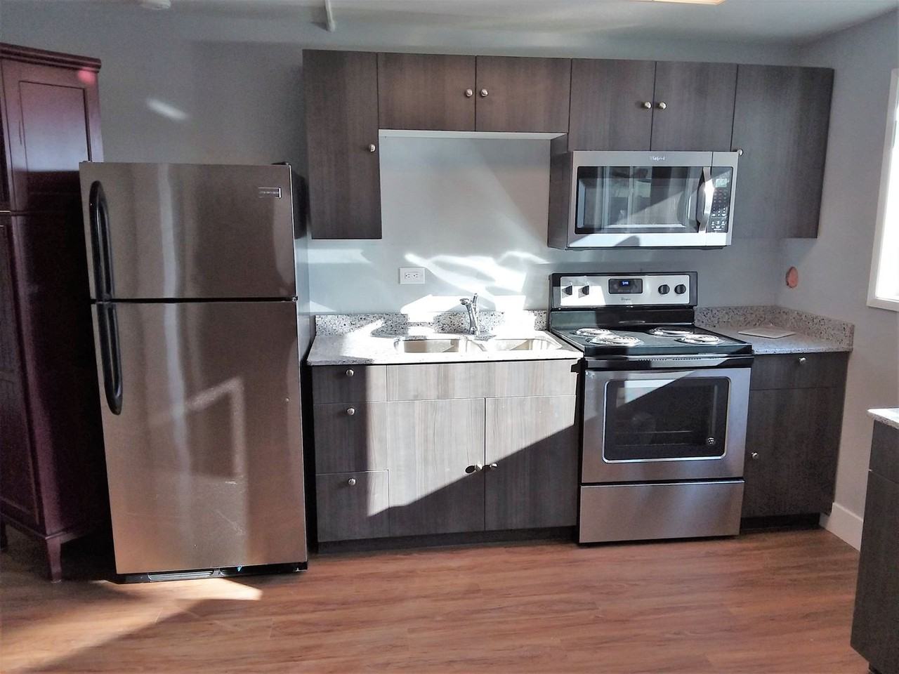 209 1/2 W Holly St - Photo 3 of 8