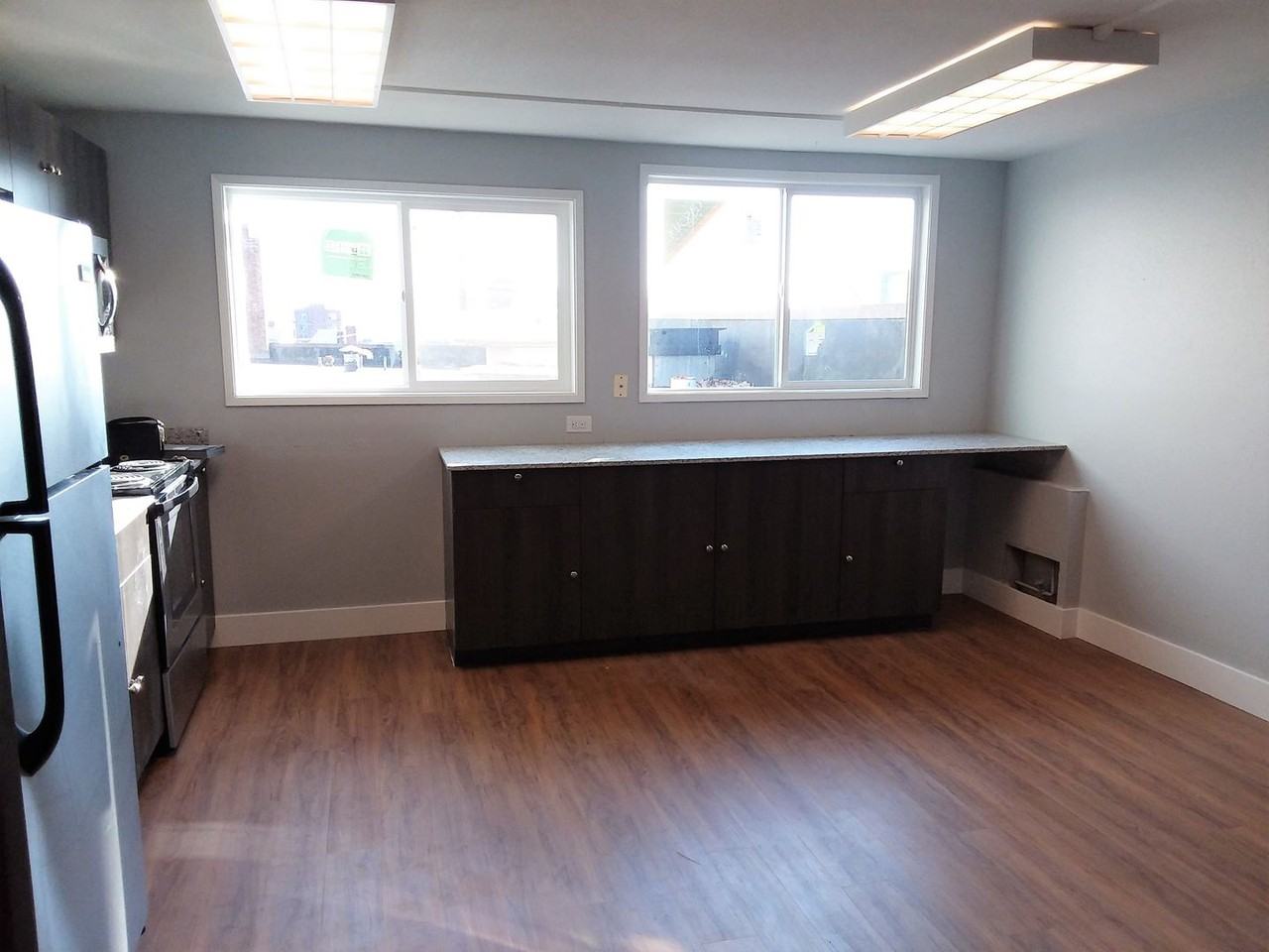 209 1/2 W Holly St - Photo 4 of 8