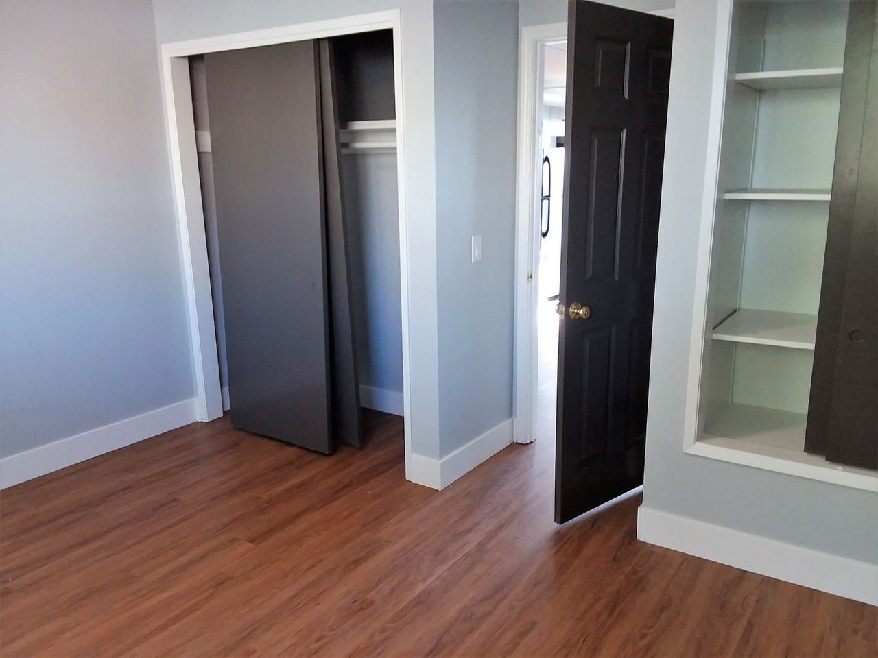 209 1/2 W Holly St - Photo 5 of 8