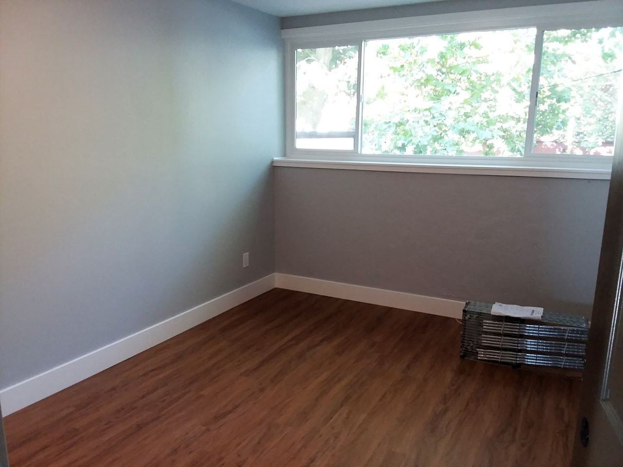 209 1/2 W Holly St - Photo 6 of 8
