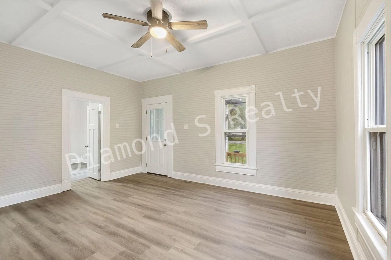 240 E Mill St - Photo 2 of 15