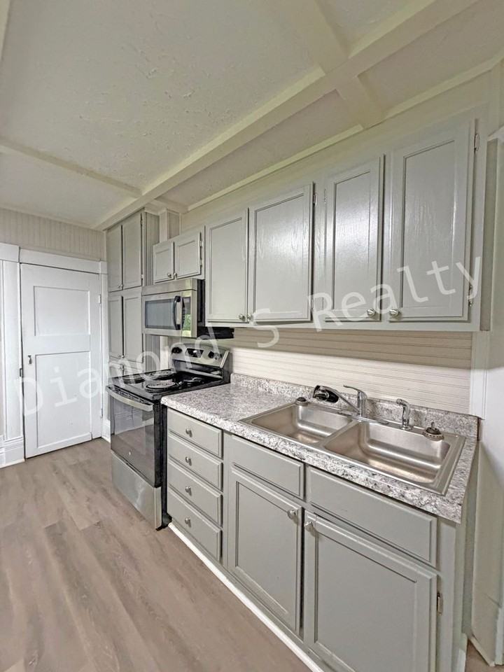 240 E Mill St - Photo 4 of 15