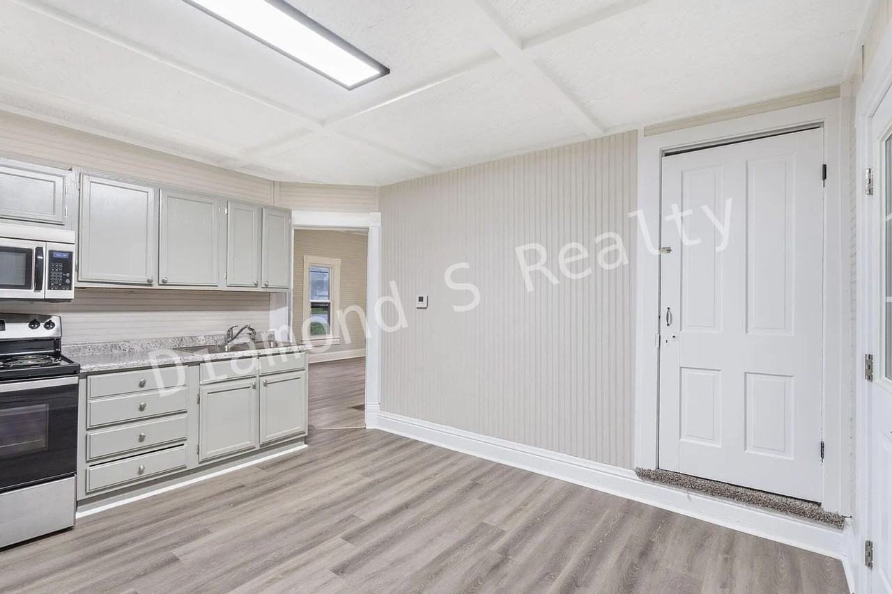 240 E Mill St - Photo 5 of 15