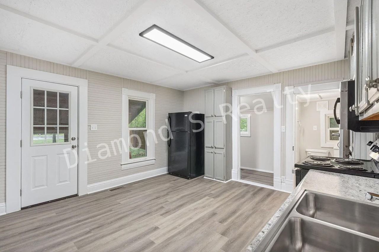 240 E Mill St - Photo 6 of 15