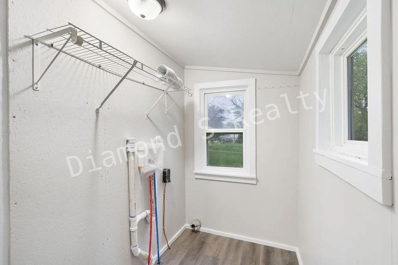 240 E Mill St - Photo 7 of 15