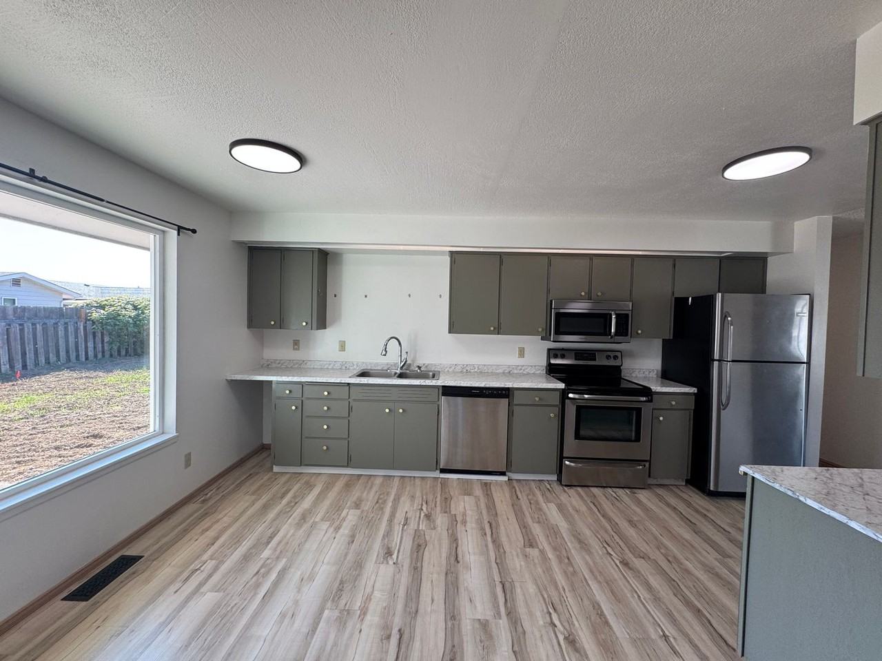 6808 Clinton Way - Photo 7 of 16