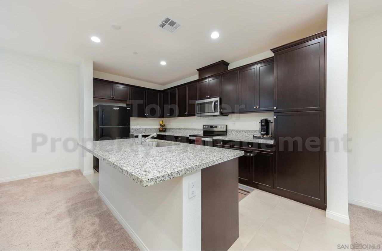 506 Longmeadow St - Photo 6 of 30