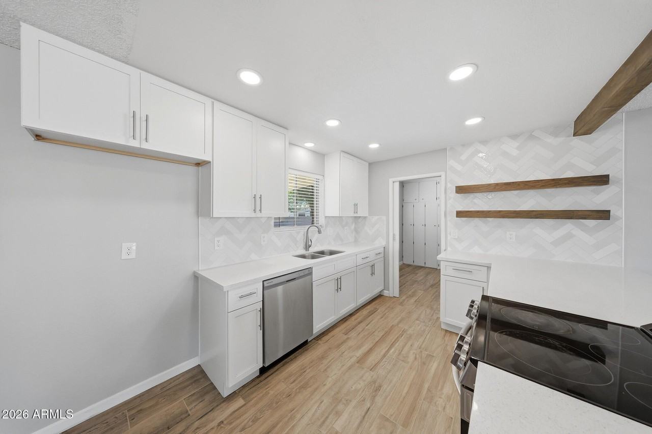 9603 W Purdue Ave - Photo 5 of 47
