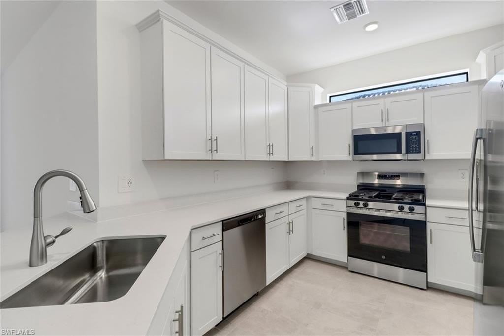 19592 Hinkley Dr - Photo 4 of 41