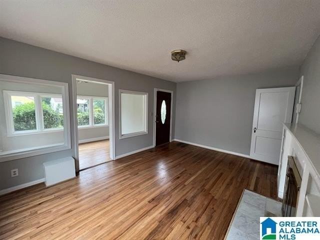 713 Center Pl Sw - Photo 2 of 6