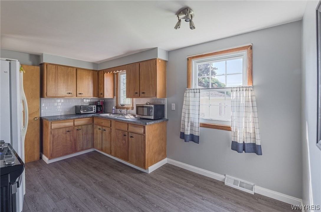 279 Irvington Dr - Photo 4 of 17