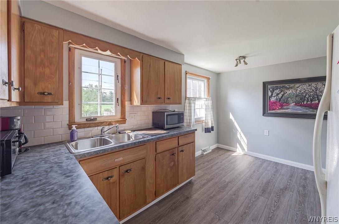 279 Irvington Dr - Photo 5 of 17