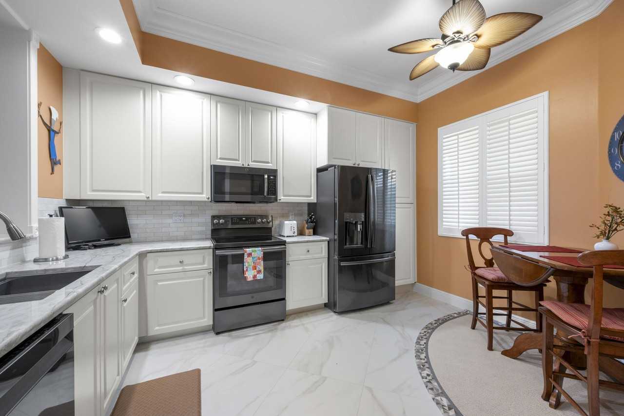 8 Harbour Isle Dr E Ph 5 - Photo 3 of 39