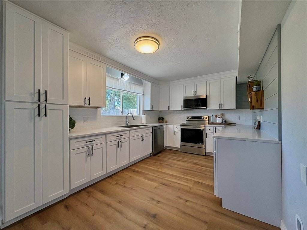 221 Ghent Pl - Photo 3 of 18