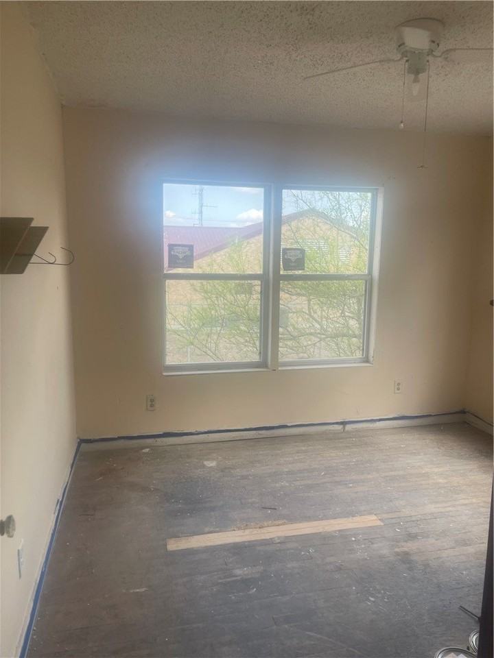 602 E 4th St - Photo 4 of 5
