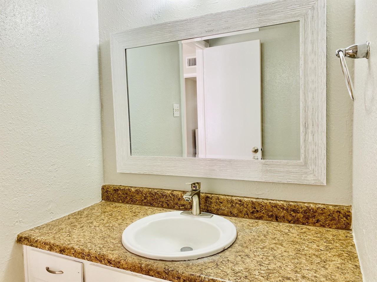 3811 Englewood Cir #3811 - Photo 7 of 24