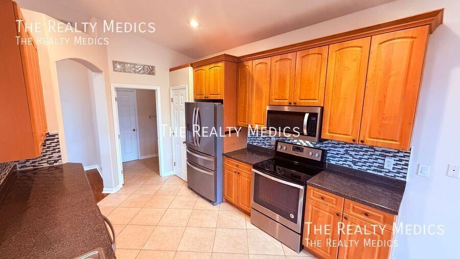 795 Alcazar Ave - Photo 3 of 31