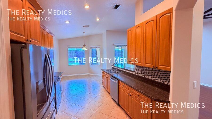 795 Alcazar Ave - Photo 4 of 31