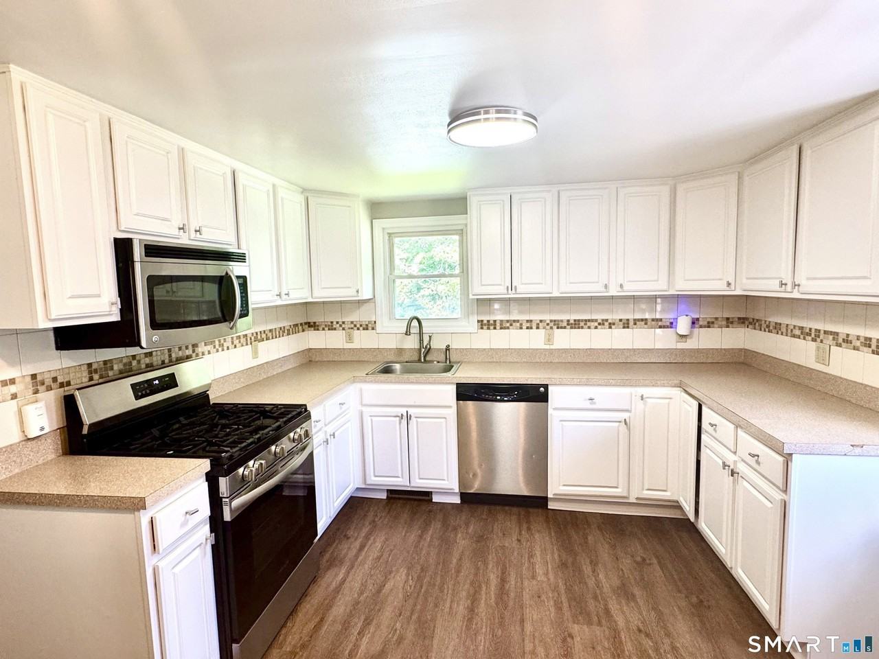 439 Quinn St - Photo 2 of 25