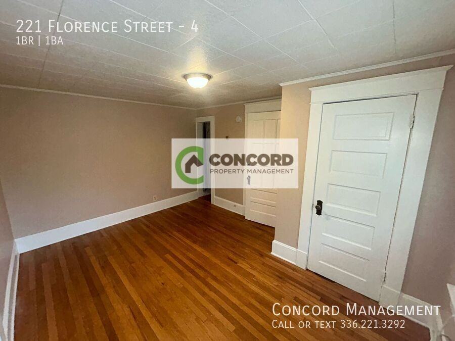 221 Florence St #4 - Photo 6 of 10