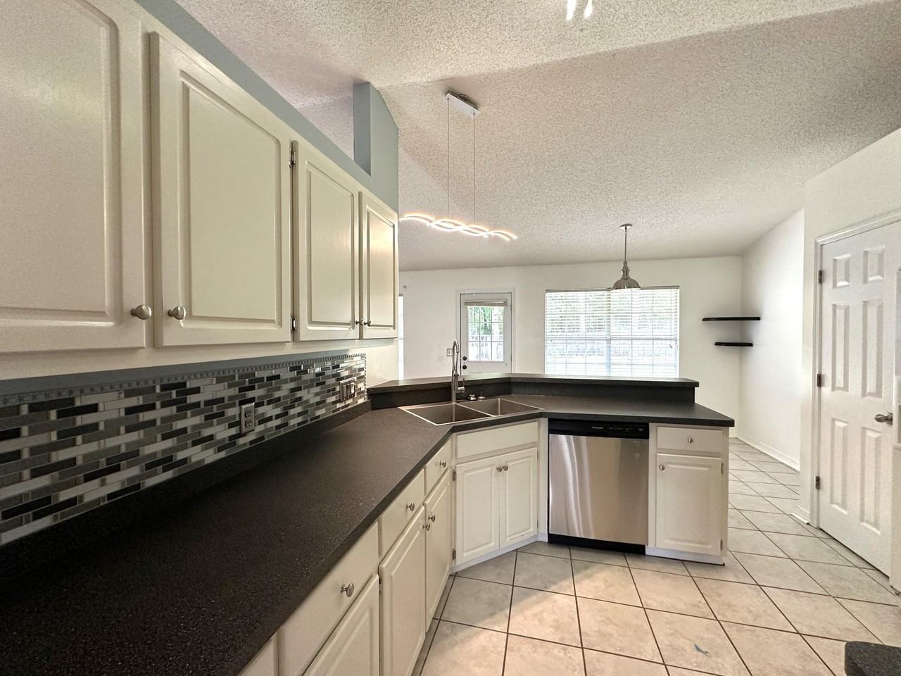 139 Steeplechase Dr - Photo 3 of 18