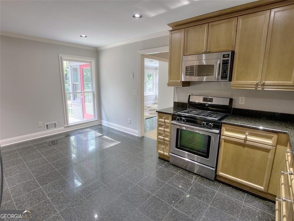5575 Lake Forrest Dr - Photo 7 of 25