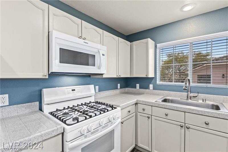 352 Amber Pine St #201 - Photo 3 of 22