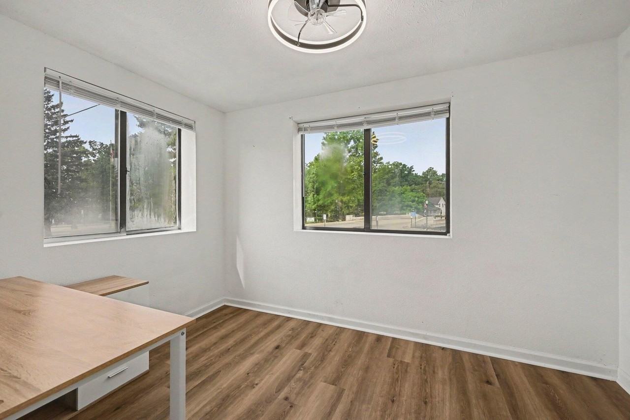 137 N Main St - Photo 5 of 26