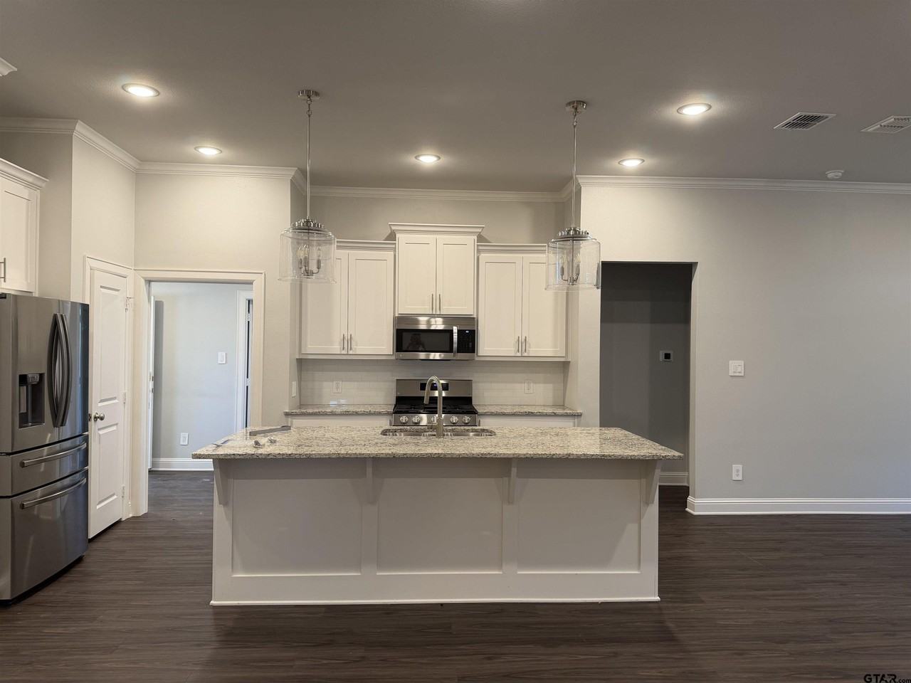 227 Amanda Ave - Photo 4 of 19