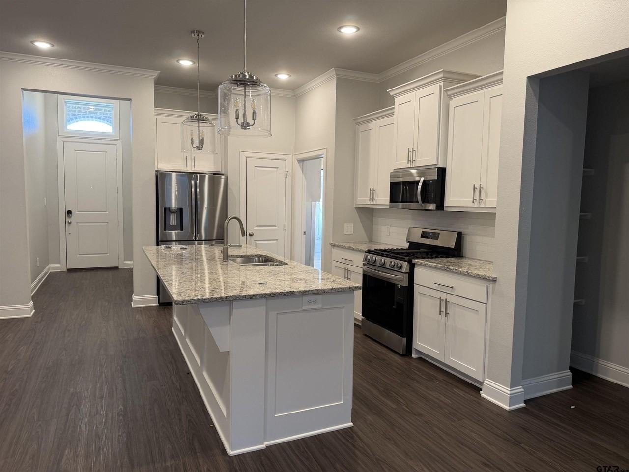 227 Amanda Ave - Photo 5 of 19