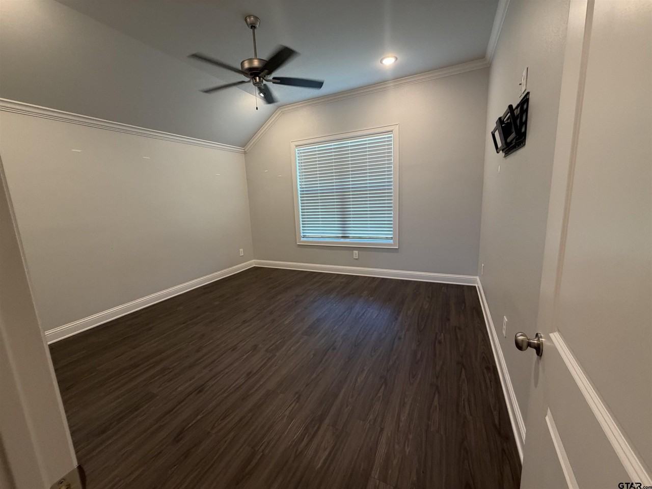 227 Amanda Ave - Photo 6 of 19