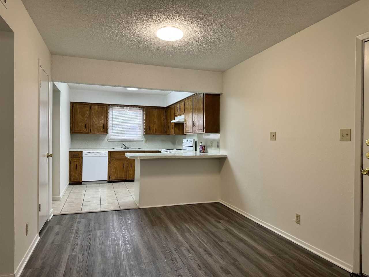 809 N Broad St - Photo 3 of 18