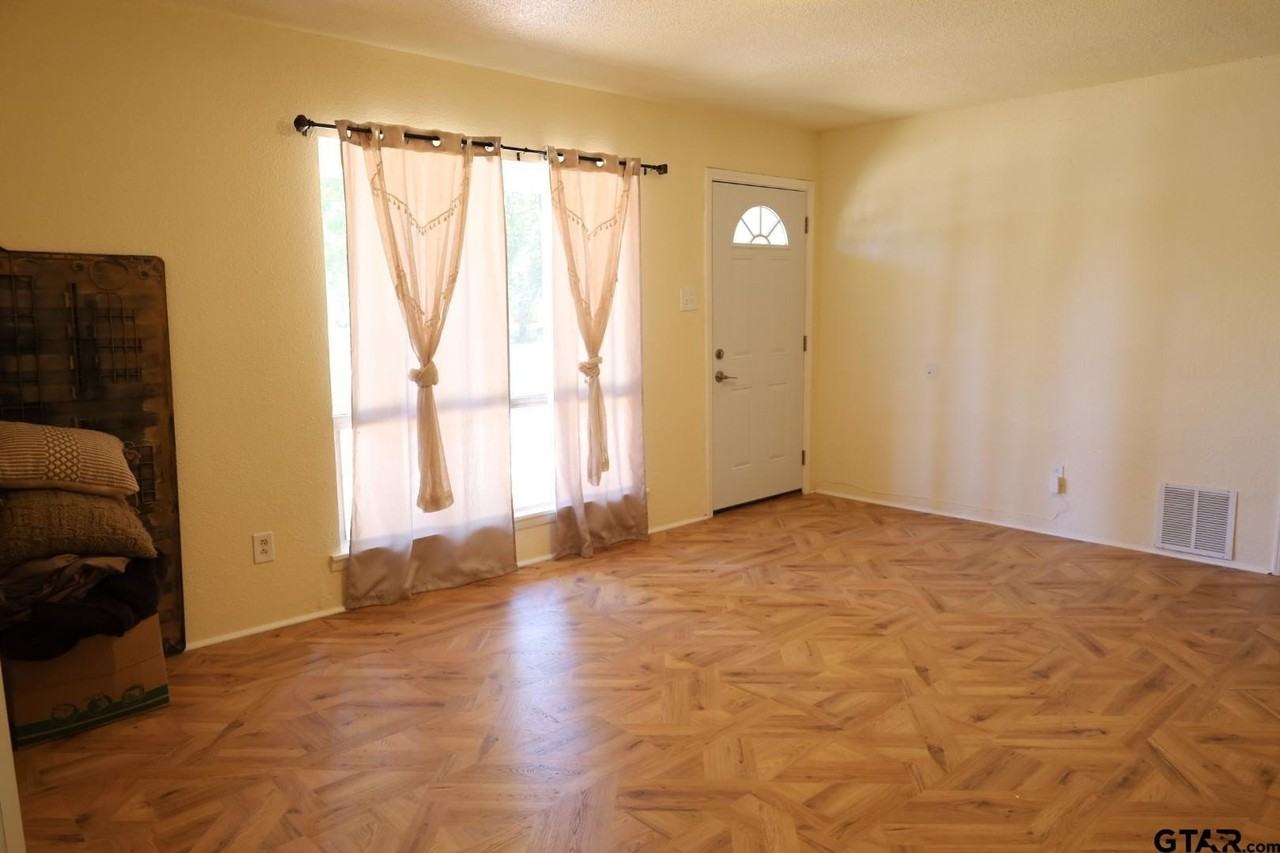 403 Wildwood Dr - Photo 4 of 24