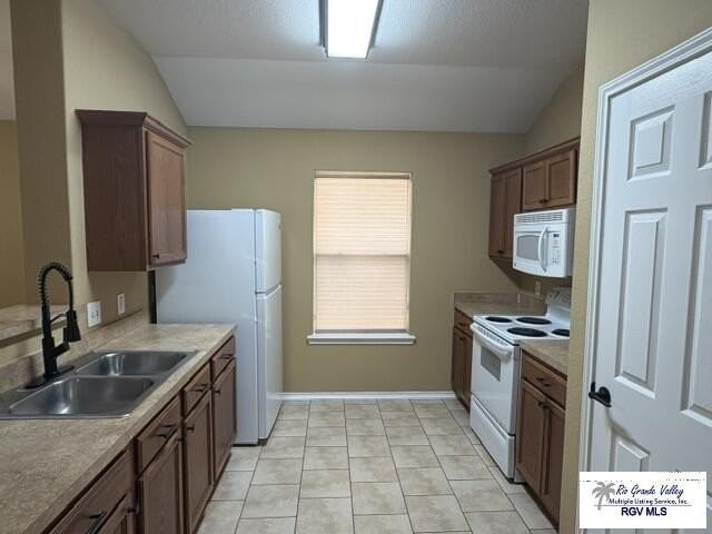 3091 Duck Pond Dr - Photo 4 of 27