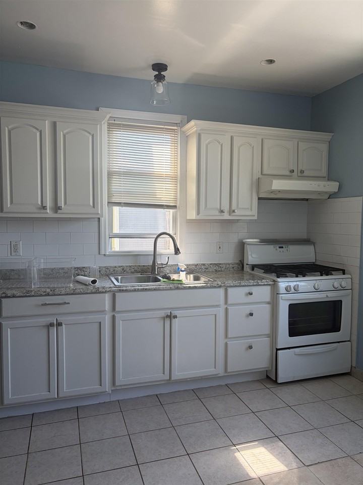 347 Union St - Photo 5 of 6