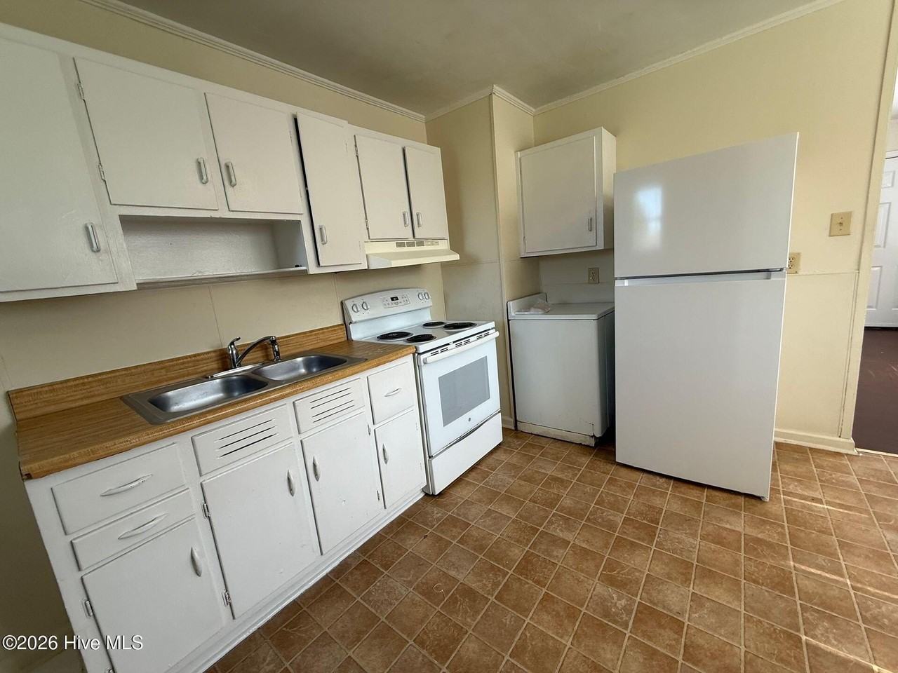 2261 Onslow Dr - Photo 2 of 7