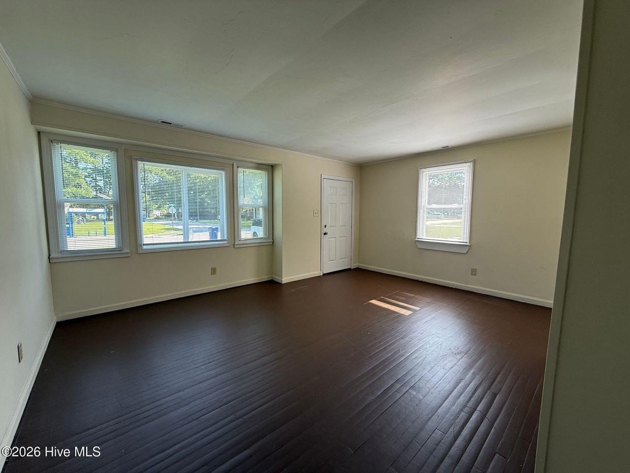 2261 Onslow Dr - Photo 3 of 7