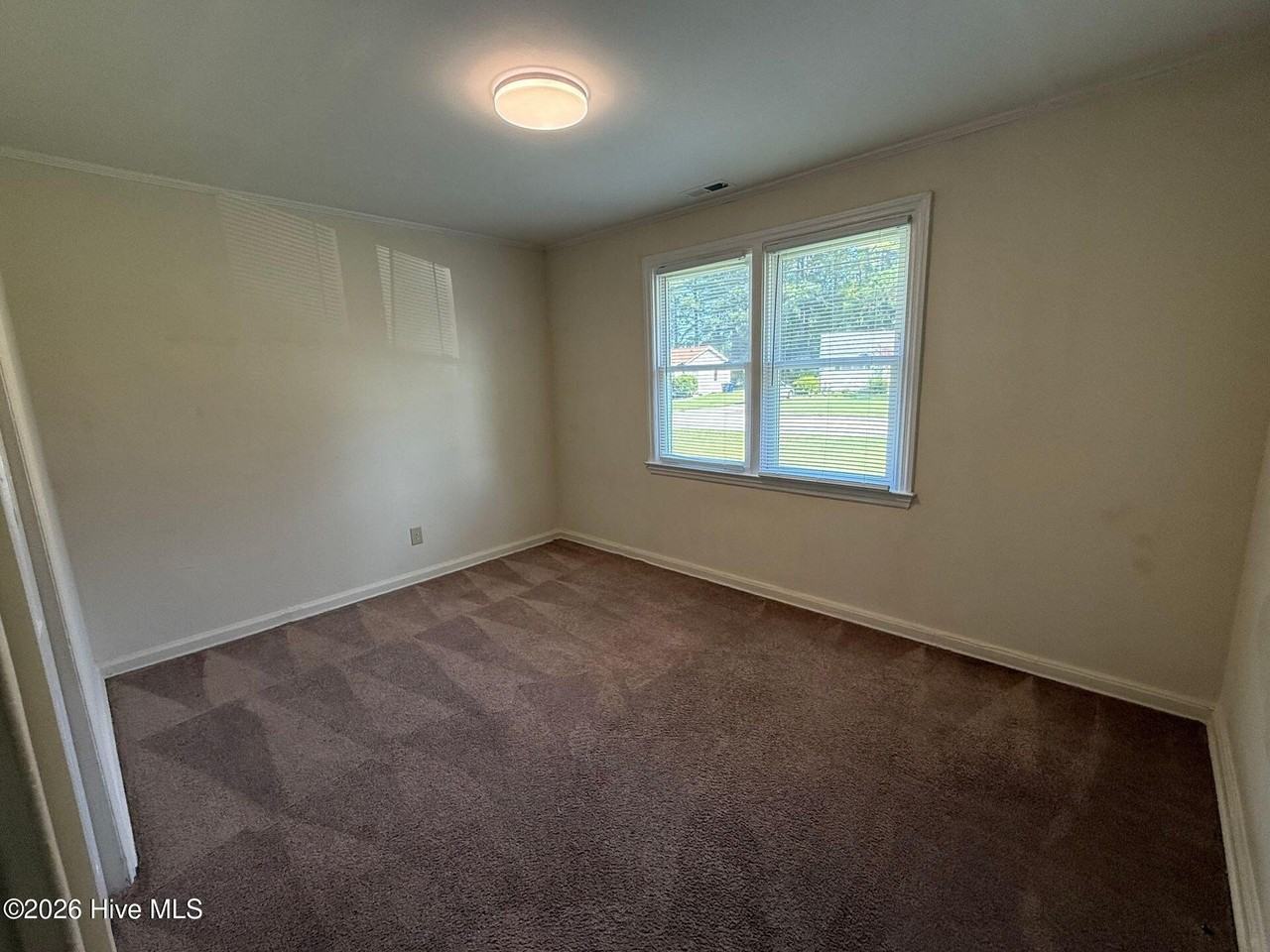 2261 Onslow Dr - Photo 4 of 7