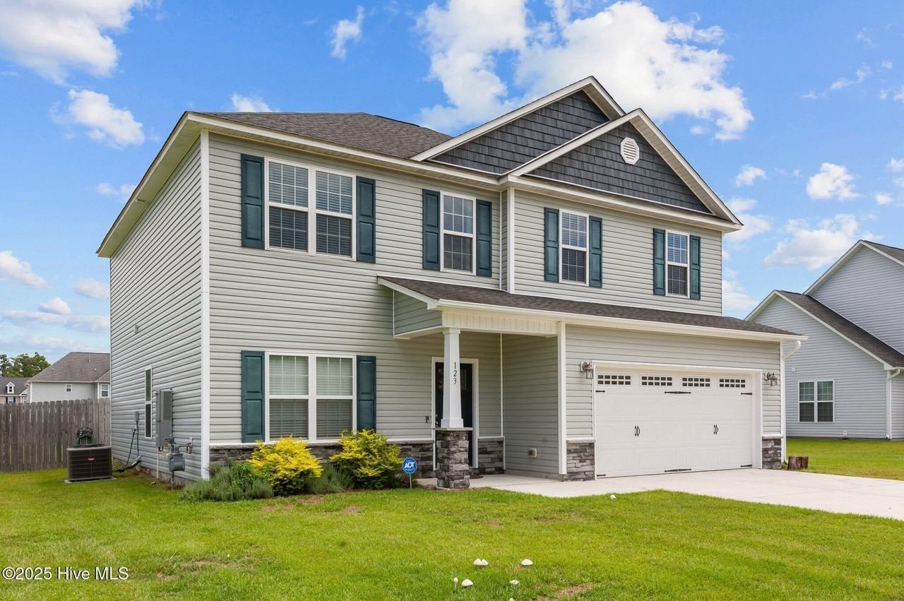 123 Lindenrain Blvd - Photo 2 of 30