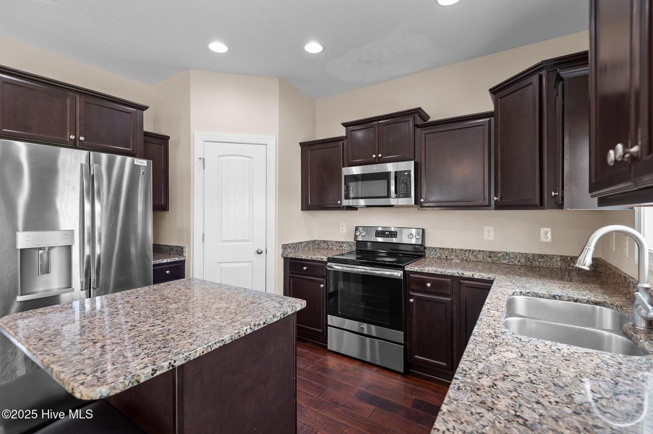 123 Lindenrain Blvd - Photo 3 of 30