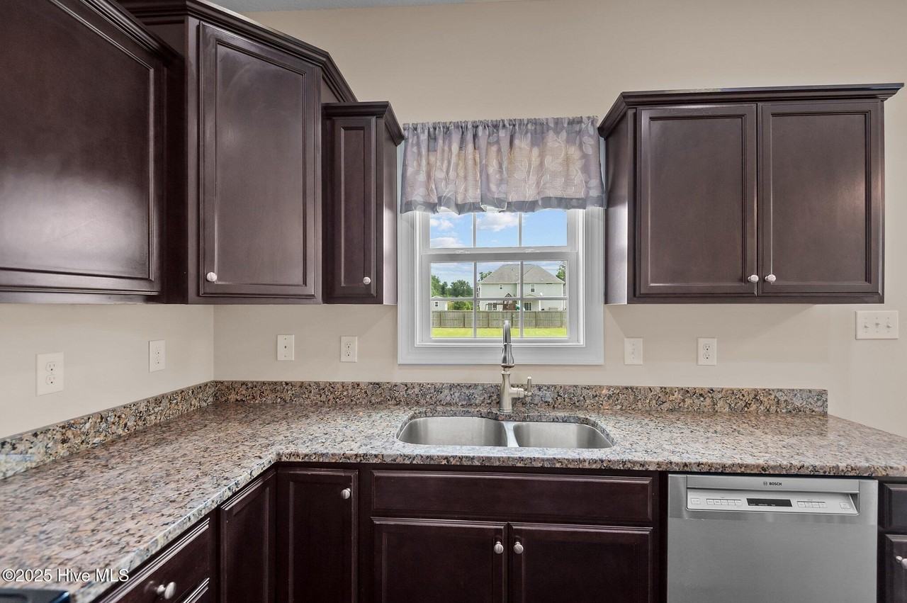 123 Lindenrain Blvd - Photo 4 of 30