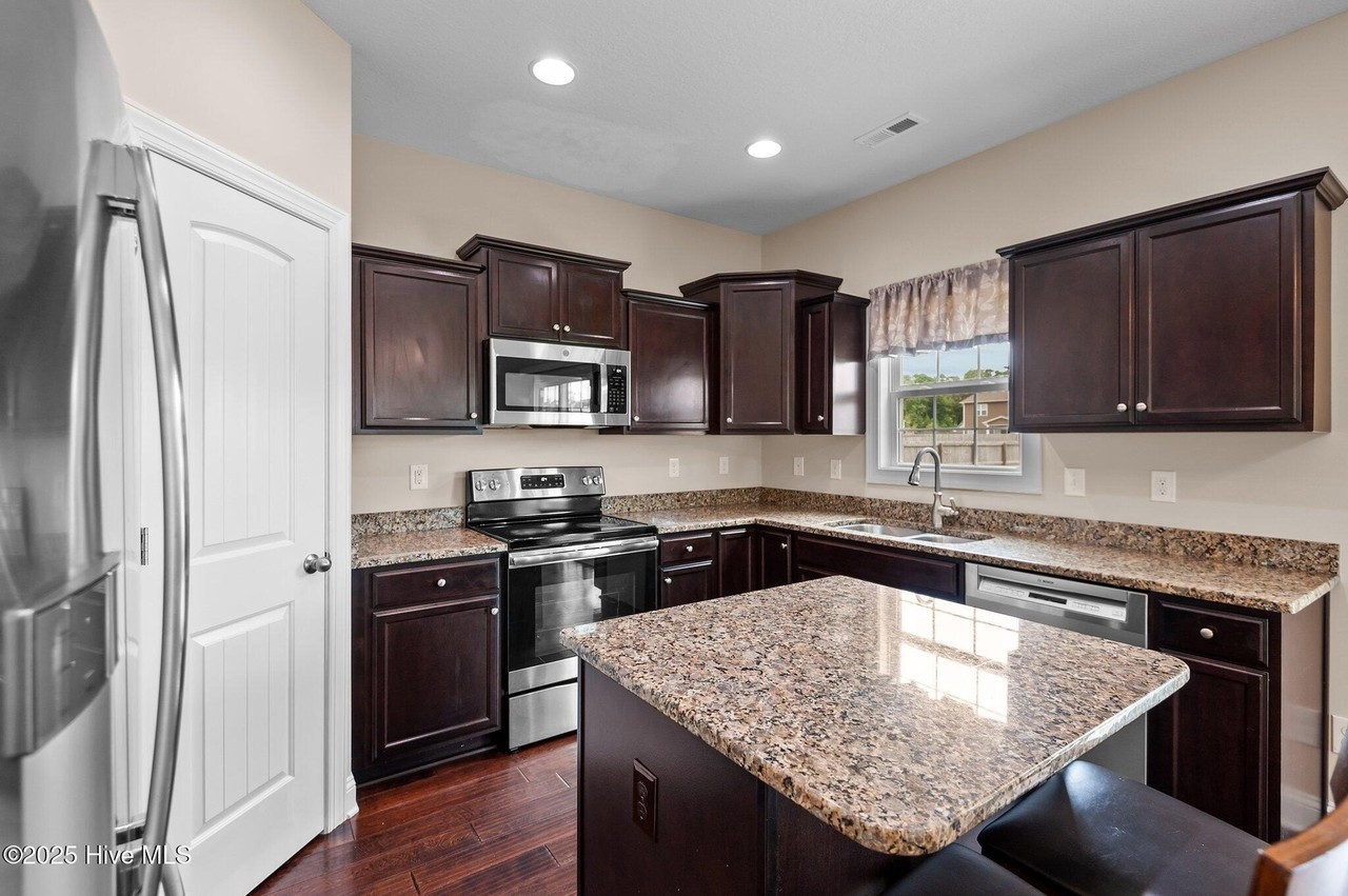 123 Lindenrain Blvd - Photo 6 of 30