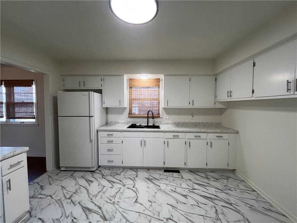 204 W Grand St - Photo 5 of 8