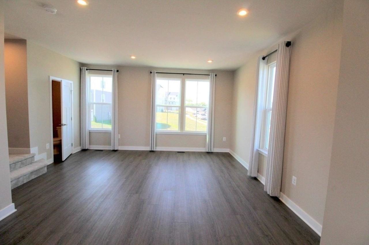 4489 Drysdale St - Photo 4 of 30